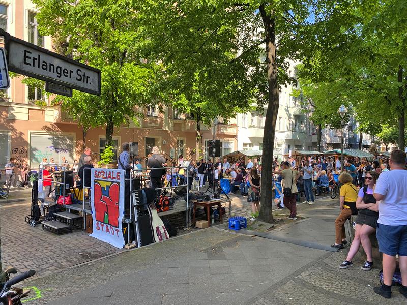 Straßenfest unter der Linde (Foto: Quartiersmanagement Flughafenstraße)
